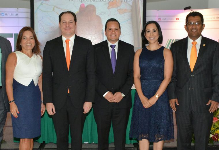 5. Jennifer Champsaur, Carlos González, Efraín Medina, Alejandra Duclias y Emilio Sempris. 5. Jennifer Champsaur, Carlos González, Efraín Medina, Alejandra Duclias y Emilio Sempris.