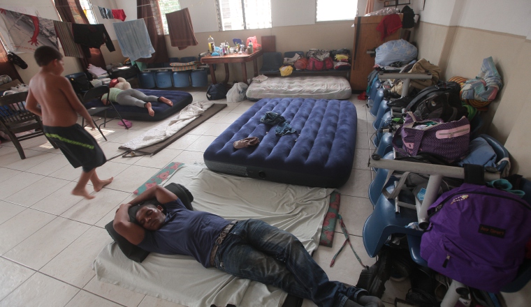 Los migrantes cubanos tienen que dormir en el piso. Los migrantes cubanos tienen que dormir en el piso. /Foto Archivo