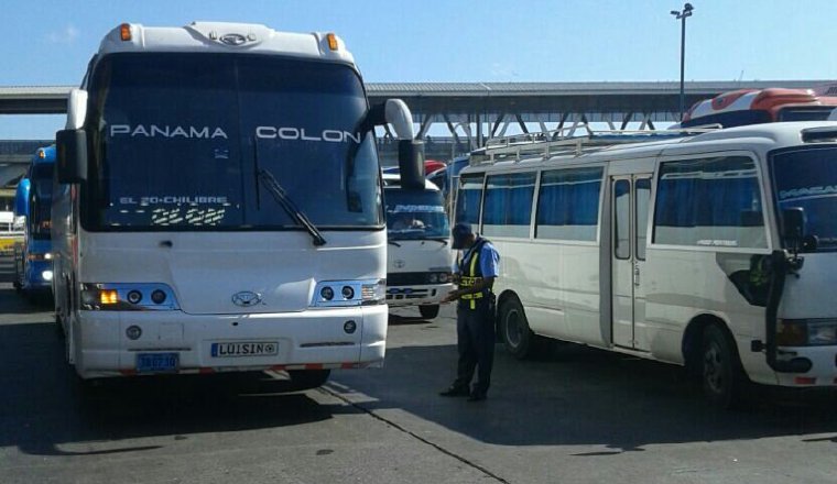 Inspeccionan en la terminal de Albrook. /Foto Cortesía 
