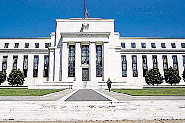 FED analizará política monetaria, tras débil dato de crecimiento
