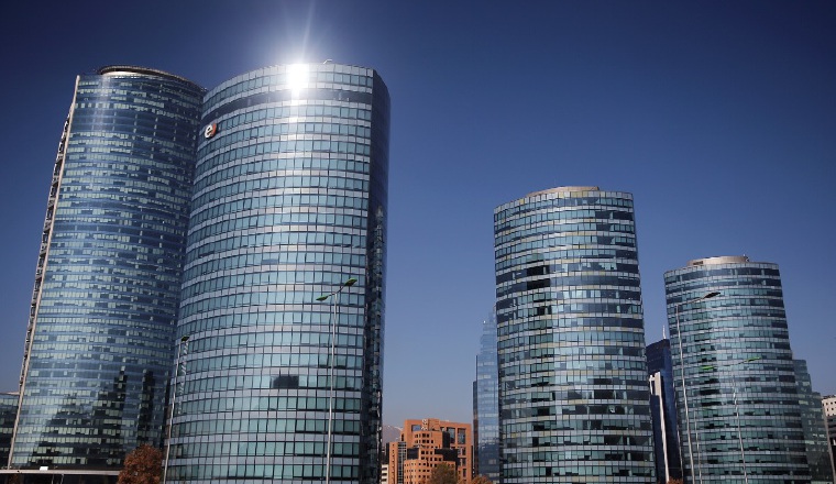 La oferta de hoteles y restaurantes, la seguridad y las variadas propuestas de ocio han conseguido que Santiago de Chile sea el destino por excelencia en Latinoamérica para el turismo de negocios, que atrae más de un millón y medio de visitantes cada año. Moderno: La oferta de hoteles y restaurantes, la seguridad y las variadas propuestas de ocio han conseguido que Santiago de Chile sea el destino por excelencia en Latinoamérica para el turismo de negocios, que atrae más de un millón y medio de visitantes cada año.