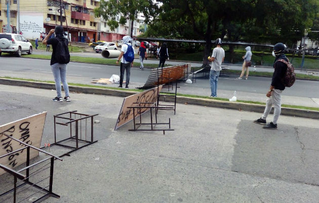 Sillas, zinc y piedras son las armas que utilizan los estudiantes contra los antidisturbios / Redes sociales.