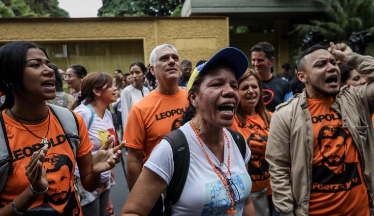 Militantes del Partido Popular apoyan a su líder. /Foto EFE