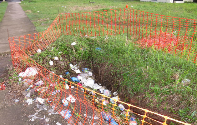 Hacen un llamado a los residentes a evitar que se proliferen los criaderos de mosquitos. Foto: Diómedes Sánchez