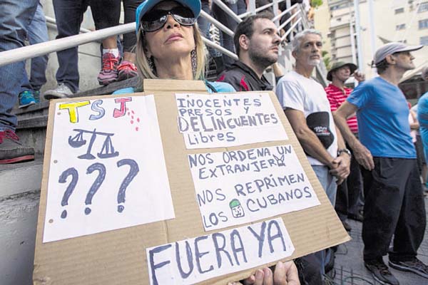 Opositores reunidos en la Plaza los Palos Grandes, en Caracas. /Foto EFE