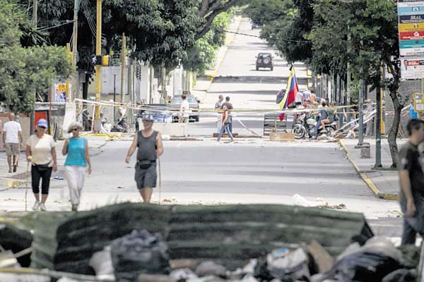 Un grupo de personas cierran las calles de diversas ciudades. /Foto EFE