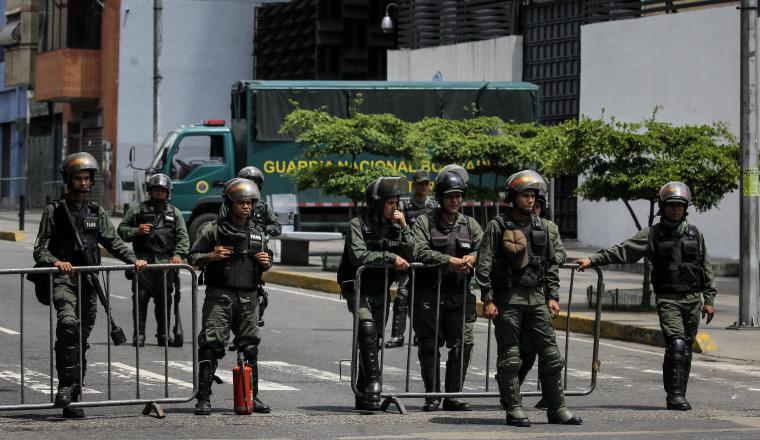 Militares custodian el Ministerio Público. /Foto EFE