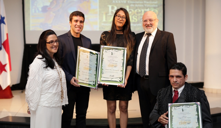 Los ganadores en Arte digital junto a funcionarios del Inac. Los ganadores en Arte digital junto a funcionarios del Inac.