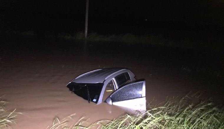 Un auto en Chame.