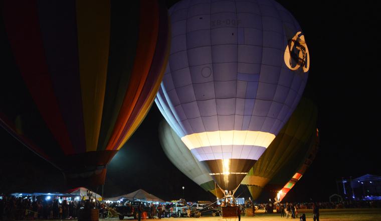 El globo aerostático es un elemento esencial en el programa de "Noches Mágicas", como una forma de "contagiar de manera previa" a los visitantes para que asistan al Festival del Globo de Guanajuato, que reúne a más de 550,000 personas y que este año se celebra los días 17, 18 y 19 de noviembre, detalló Cabrejos. El globo aerostático es un elemento esencial en el programa de "Noches Mágicas", como una forma de "contagiar de manera previa" a los visitantes para que asistan al Festival del Globo de Guanajuato, que reúne a más de 550,000 personas y que este año se celebra los días 17, 18 y 19 de noviembre, detalló Cabrejos.
