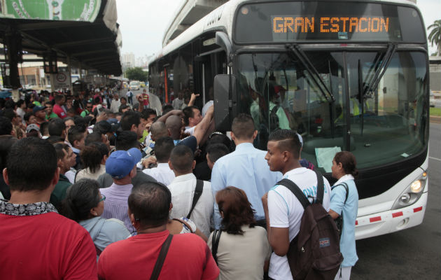Miles de personas desesperadas por abordar un metrobús. Foto/Víctor Arosemena