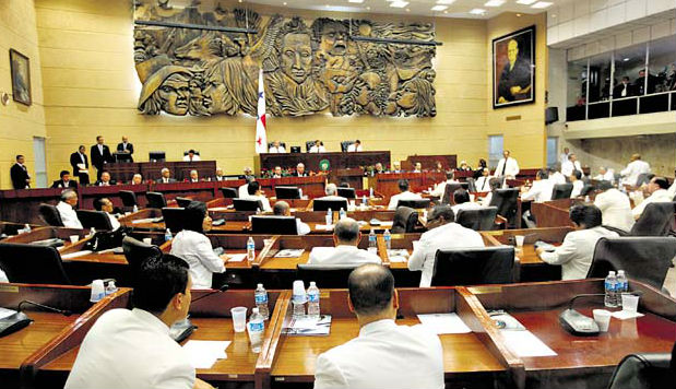 Diputados enfrentan críticas por el uso del presupuesto de la Asamblea. Fotos/internet