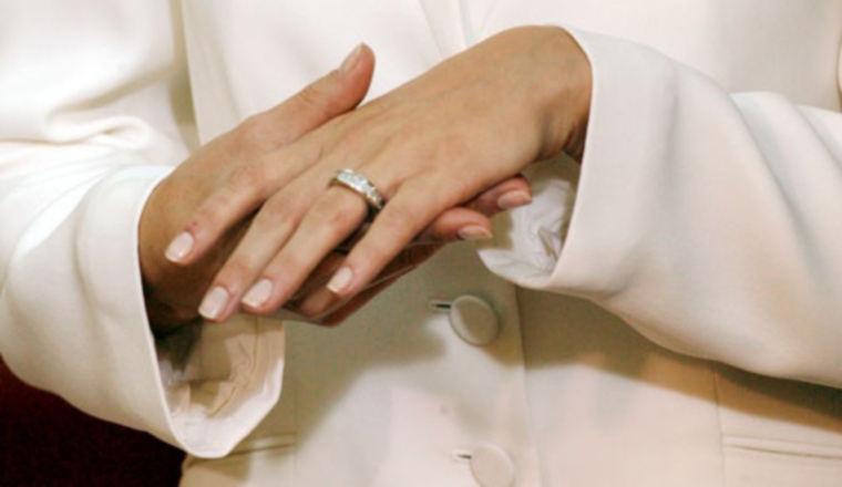 Letizia Ortiz mostró a sus colegas el anillo que le obsequió el rey. Letizia Ortiz mostró a sus colegas el anillo que le obsequió el rey.