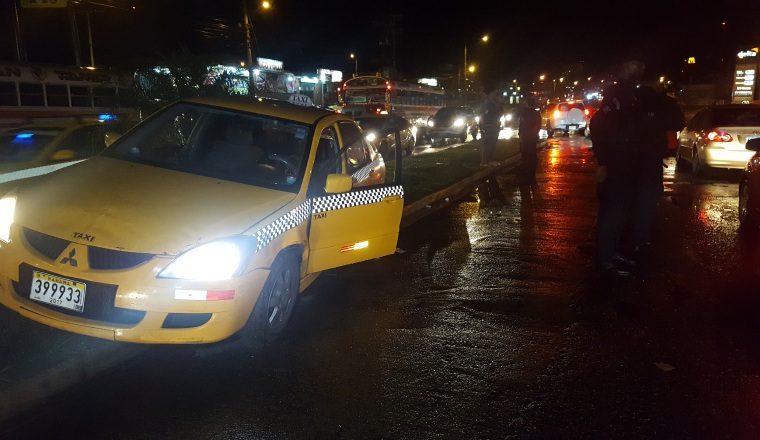 El taxi donde fue asesinado a balazos 'Pochon'. /Foto D. Sánchez/ D. Cortez