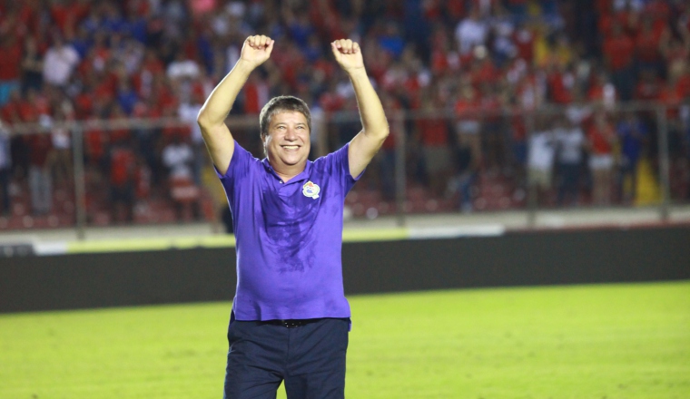 Hernán Darío "El Bolillo" Gómez hizo historia al clasificar su tercer país en una fase final a un mundial. Hernán Darío "El Bolillo" Gómez hizo historia al clasificar su tercer país en una fase final a un mundial. /Foto Anayansi Gamez
