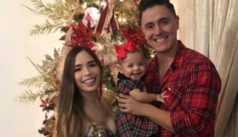 Junto a su esposa e hija. Junto a su esposa e hija.