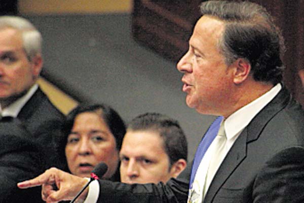 Varela insiste con intimidación a los medios