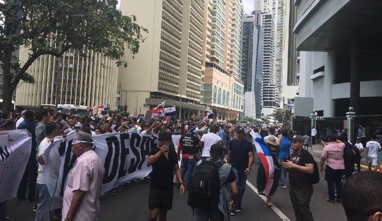 La multitud llamó  "ladrón" a Varela, frente a su residencia. /Foto Twitter / @mriega
