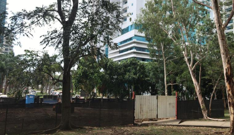 El terreno para la nueva ubicación ya está cercado, y dentro de ese perímetro ya no hay árboles. El terreno para la nueva ubicación ya está cercado, y dentro de ese perímetro ya no hay árboles.