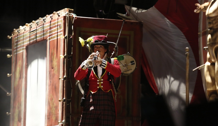 El escenario fue ambientado como un circo. El escenario fue ambientado como un circo.