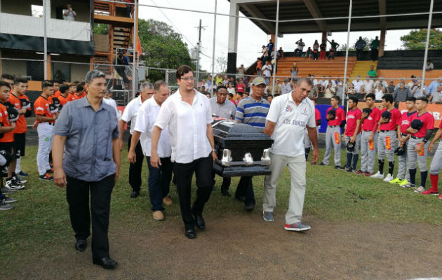 El cuerpo de Emilio Castro fue llevado al estadio Olmedo Solé. Foto Zenaida Vásquez El cuerpo de Emilio Castro fue llevado al estadio Olmedo Solé. Foto Zenaida Vásquez