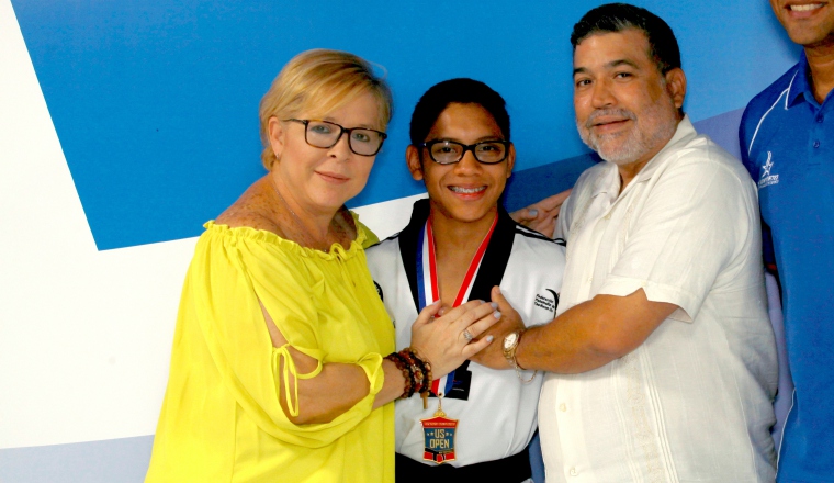 Daniel Verbel (c), junto a sus padres. /Foto Anayansi Gamez