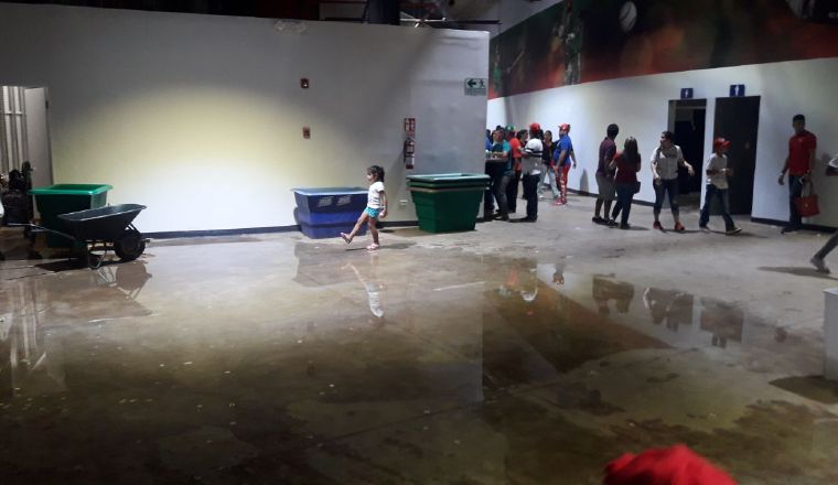 Una niña juega con el agua que quedó dentro del estadio. Una niña juega con el agua que quedó dentro del estadio. /Foto Mayra Madrid