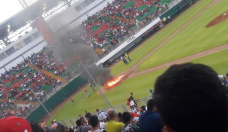 Le prendieron fuego al área de "home" para que se secara. Le prendieron fuego al área de "home" para que se secara. /Foto Redes sociales