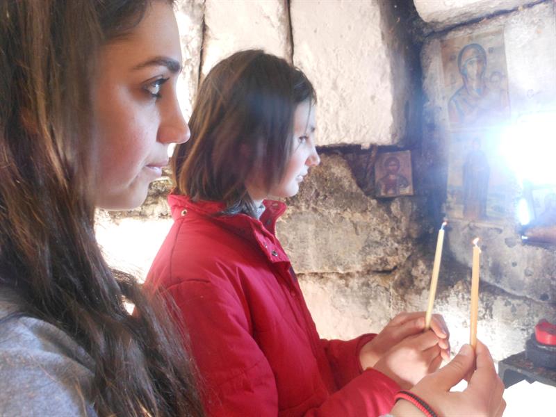 Un pueblo de Albania reza en un búnker del comunismo convertido en iglesia Un pueblo de Albania reza en un búnker del comunismo convertido en iglesia