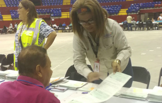 Hubo orden en la entrega de estos certificados. Foto/Panamá América