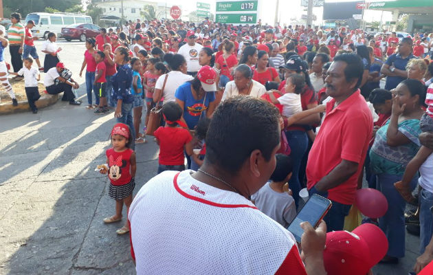 Los fanáticos coclesanos quieren su recuerdo de este título juvenil. Foto Elena Valdéz Los fanáticos coclesanos quieren su recuerdo de este título juvenil. Foto Elena Valdéz