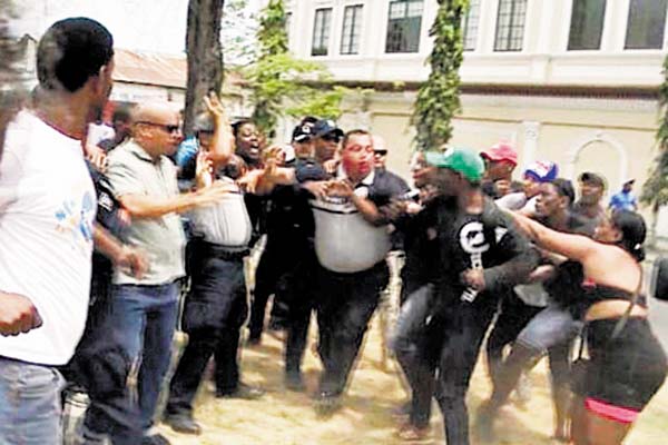 Turbas populares desafían la autoridad de la policía. Turbas populares desafían la autoridad de la policía.