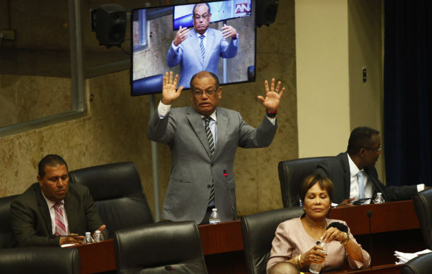 El perredista Javier Ortega hace sus planteamientos. 