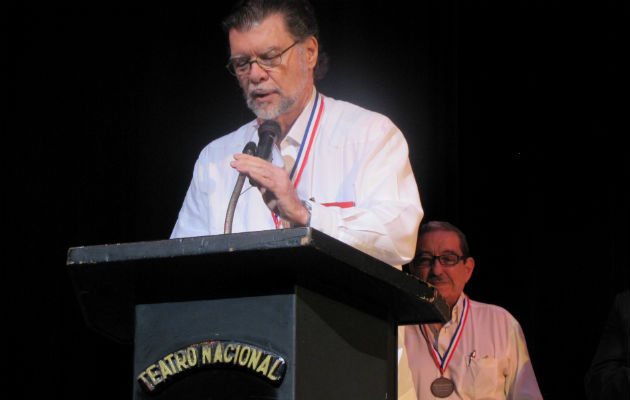 Enrique Jaramillo Levi en 2005 cuando ganó el premio 'Ricardo Miró'. Al fondo Ernesto Endara. Foto: Archivo Panamá América.