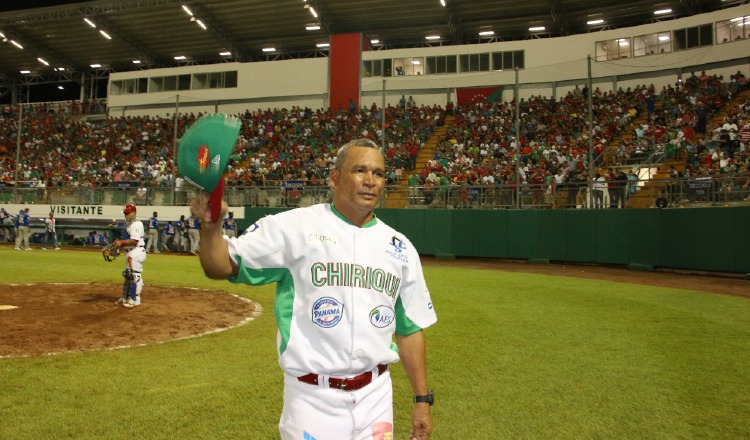 Batista saluda al público chiricano en el Kenny Serracín. Batista saluda al público chiricano en el Kenny Serracín. Mayra Madrid