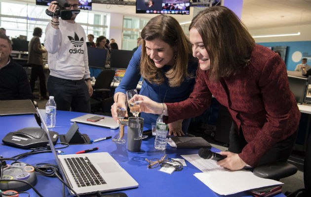 Nicole Carroll, editora en jefe de USA TODAY, izquierda, y Maribel Perez, también celebran. FOTO/EFE