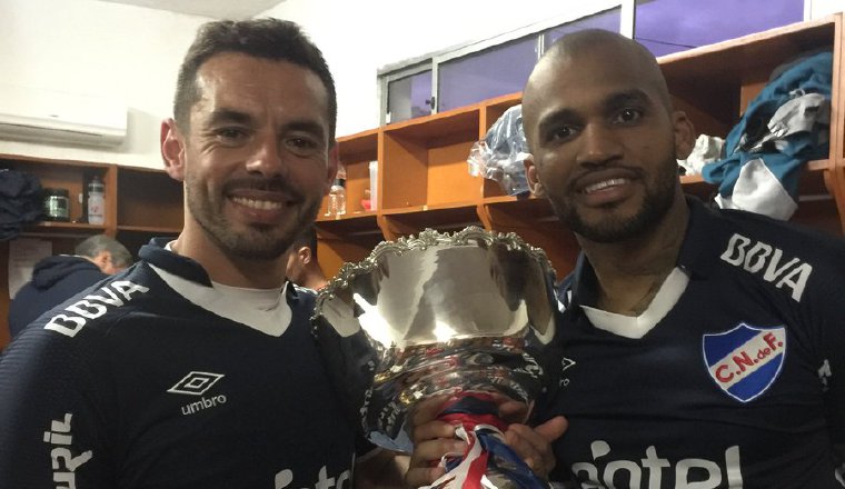 Luis Mejía posa con uno de los títulos obtenidos con el Nacional. Luis Mejía posa con uno de los títulos obtenidos con el Nacional.