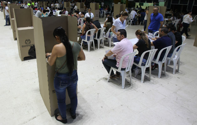 Colegios electorales abren para que colombianos elijan nuevo presidente Estas son las primeras elecciones presidenciales que se llevan a cabo después de la desmovilización de las FARC.