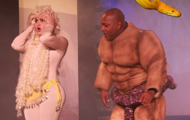 Comedia en Teatro El Ángel Ellos tienen algo en común. Señalan al mismo culpable. /Foto Cortesía.