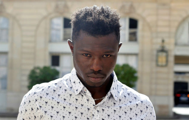Regularizan situación de joven malí que salvó al niño en París Gassama firmó un contrato para colaborar durante diez meses en la brigada de bomberos de París.