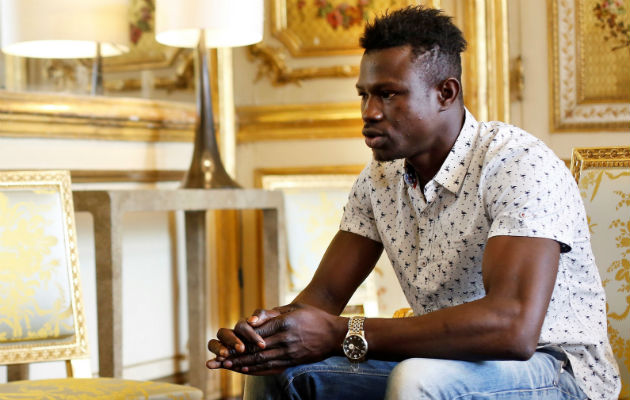 Regularizan situación de joven malí que salvó al niño en París