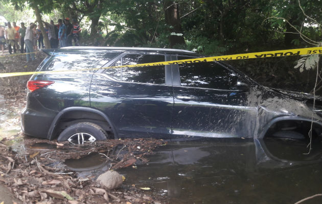 La camioneta donde huían quedó metida en una quebrada
