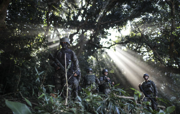 Cerca de 2.000 soldados del Ejército y la Marina cercan dos favelas de Río de Janeiro El Ejército ha establecido un cerco alrededor de las dos favelas y también ha retirado varias barricadas irregulares.
