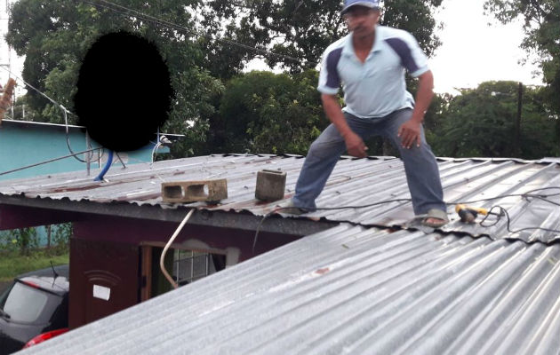 Uno de los afectados repara el techo de su vivienda. Foto/Diómes Sánchez