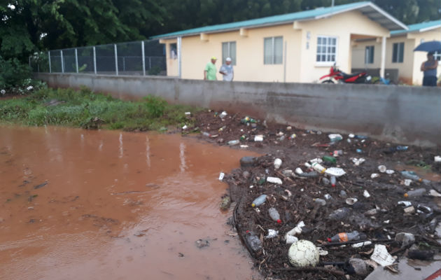 Un muro se derrumbo en una barriada en Herrera. Foto/Thays Domínguez