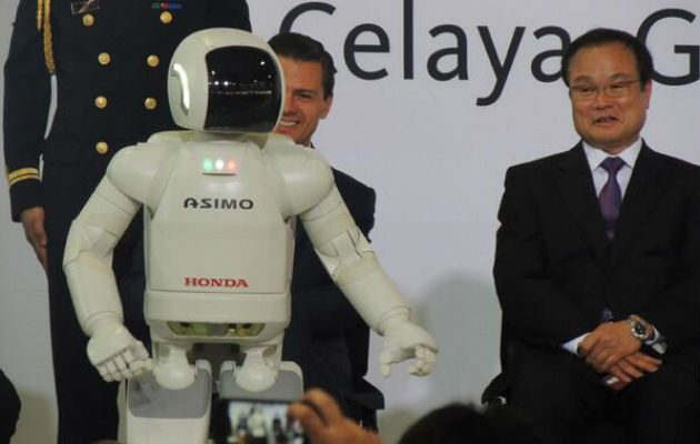 Asimo con el presidente mexicano, Enrique Peña Nieto. Foto/@ASIMO