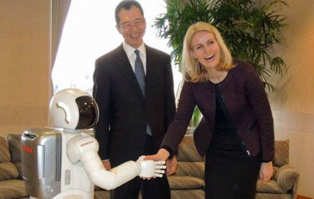 Asimo con el Primer Ministro danés Helle Thorning-Schmidt. Foto/@ASIMO