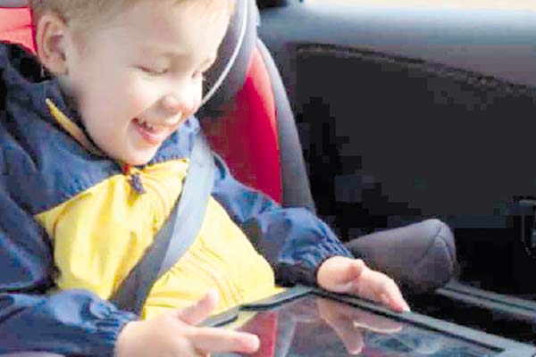 Diversión: Procure llevar un teléfono o una tableta con los videos favoritos de los niños, asegurándose de que cubran varias horas de entretenimiento.