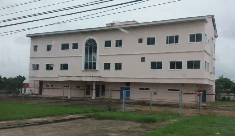 Centro de Especialidades Médicas o consultas externas estaba llamado a solventar la alta demanda del Hospital Nicolás A. Solano, su construcción está valorada en 1 millón 100 mil dólares. Centro de Especialidades Médicas o consultas externas estaba llamado a solventar la alta demanda del Hospital Nicolás A. Solano, su construcción está valorada en 1 millón 100 mil dólares. /Foto Miriam Lasso