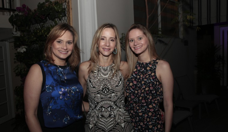 2.  Mariela de Quijano,  Mónica Quijano y Melissa Quijano.